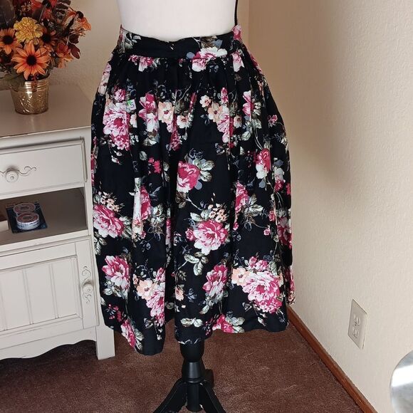 Unique Vintage Full Skirt. Romcomcore, Floral, Retro - Picture 3 of 10